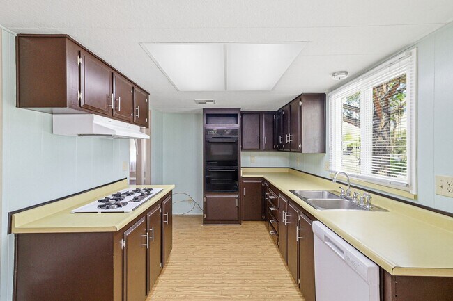 Building Photo - Spacious 2 Bed, 2 Bath Retreat in Charming Boulder City!