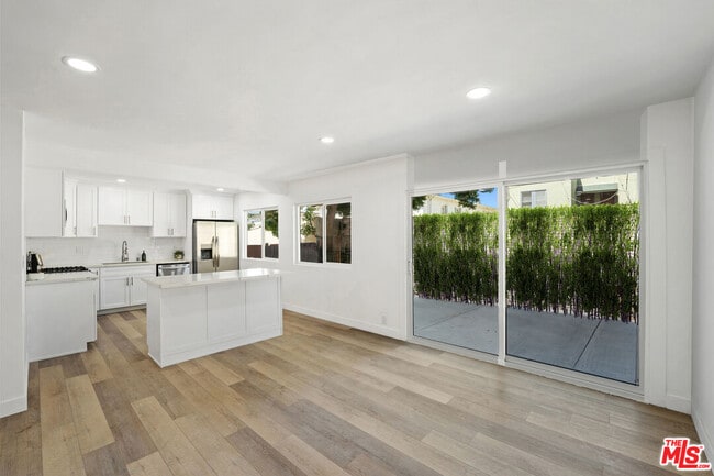 Building Photo - 733 Hayworth Ave
