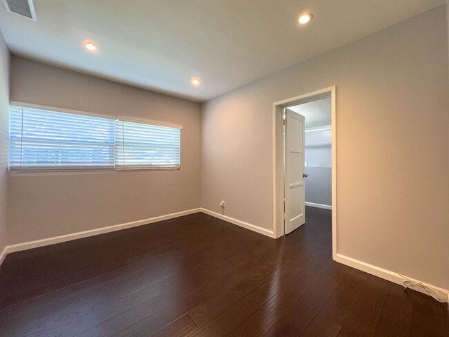 Building Photo - Charming 2BR Home in La Crescenta!