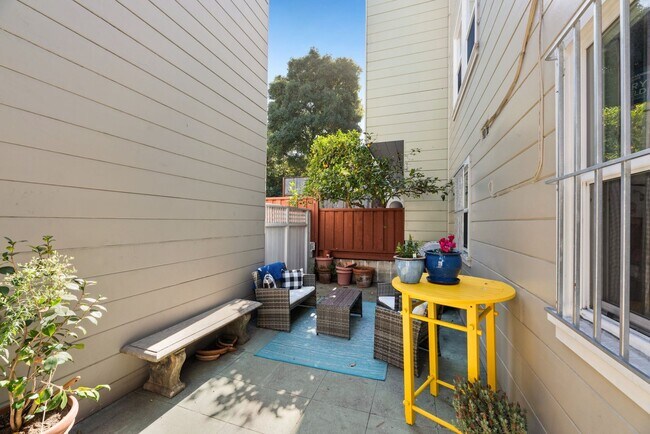 Building Photo - Stunning, Pet Friendly Edwardian 2BR Remod...