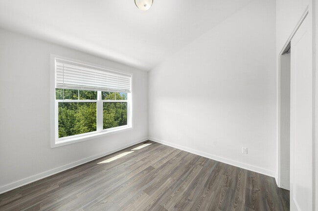 Building Photo - 2891 Rayfield Ave