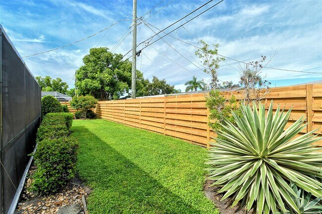 Building Photo - 6722 Roxbury Dr
