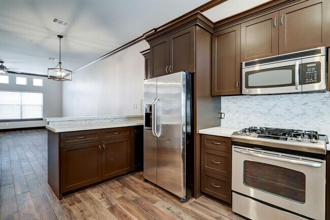 Building Photo - 8715 Meadowcroft Dr