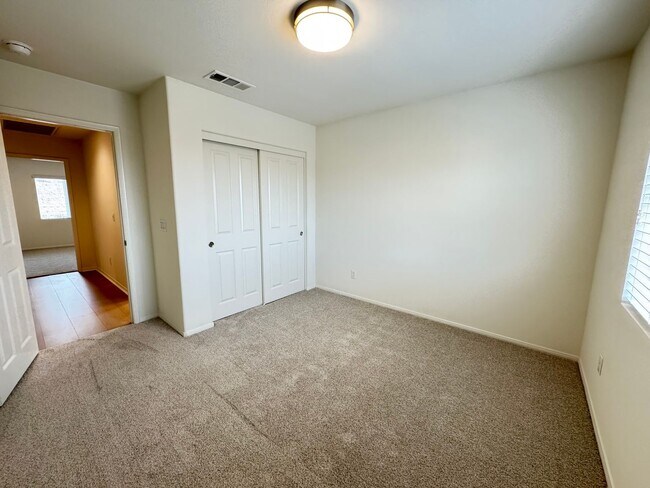 Building Photo - Beautiful 5Bd/3.5Ba Home in Cul-de-Sac in Riverside w/new Turf Back Yard and New Carpet!