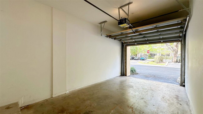 Building Photo - 6704 W Sample Rd