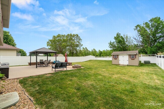 Building Photo - 610 High Grove Dr