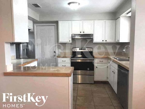 Building Photo - 14300 Iroquois Ave