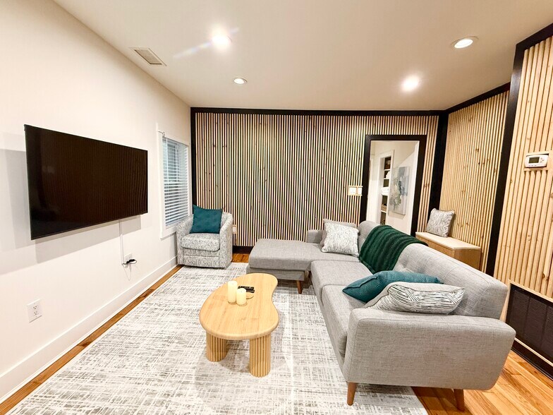 Livingroom - 2504 E York St