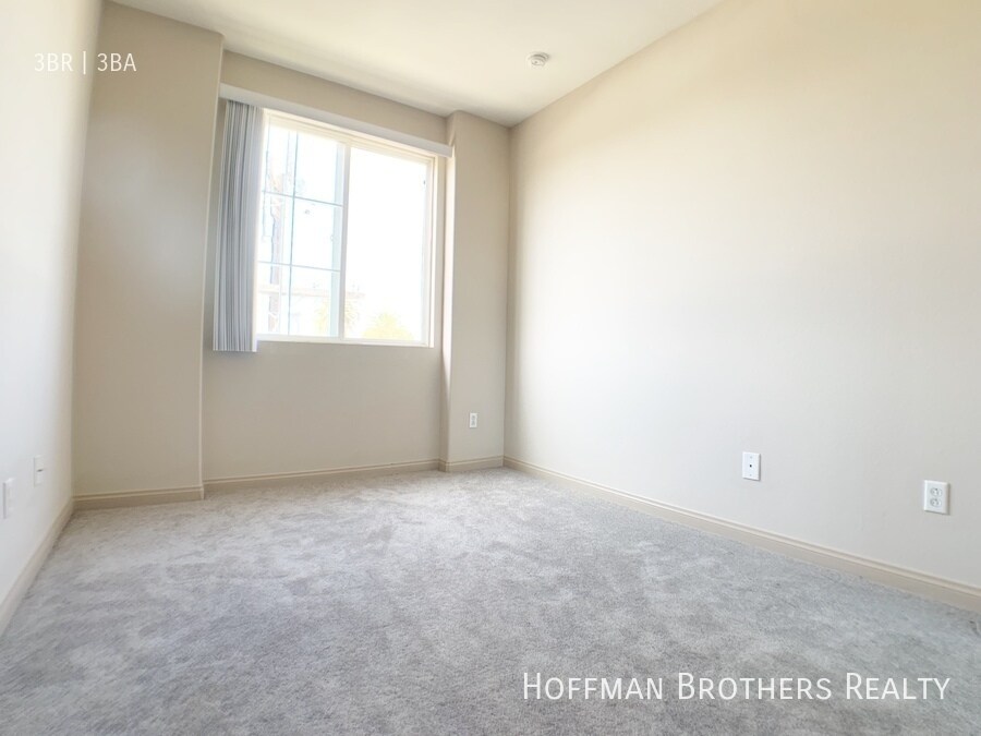 Building Photo - 10133 Tabor St