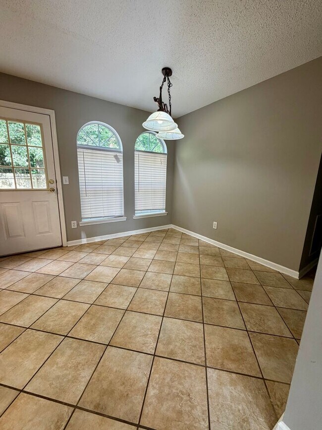 Building Photo - 1701 W Oak Dr