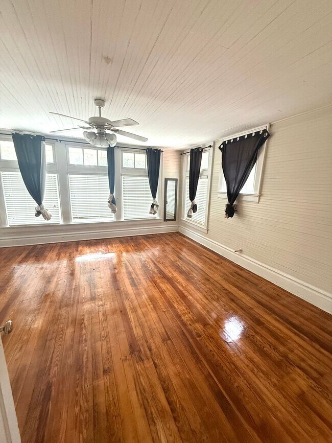 Building Photo - ** 4 bed 3 bath located in the Garden District ** Call 334-366-9198 to schedule a self showing
