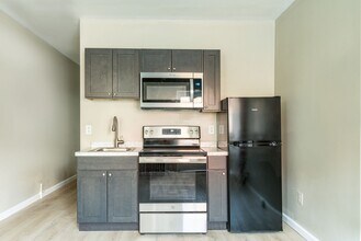 Building Photo - 104 S 51st St