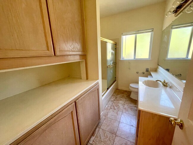 Building Photo - Spacious 3 Bedroom House