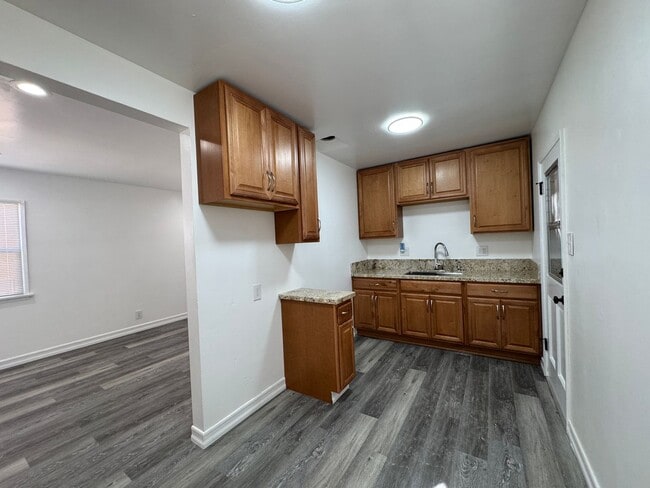 Building Photo - Charming 2bd 1ba