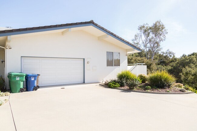 Building Photo - Well-Appointed Home in Desirable Mountain View School District
