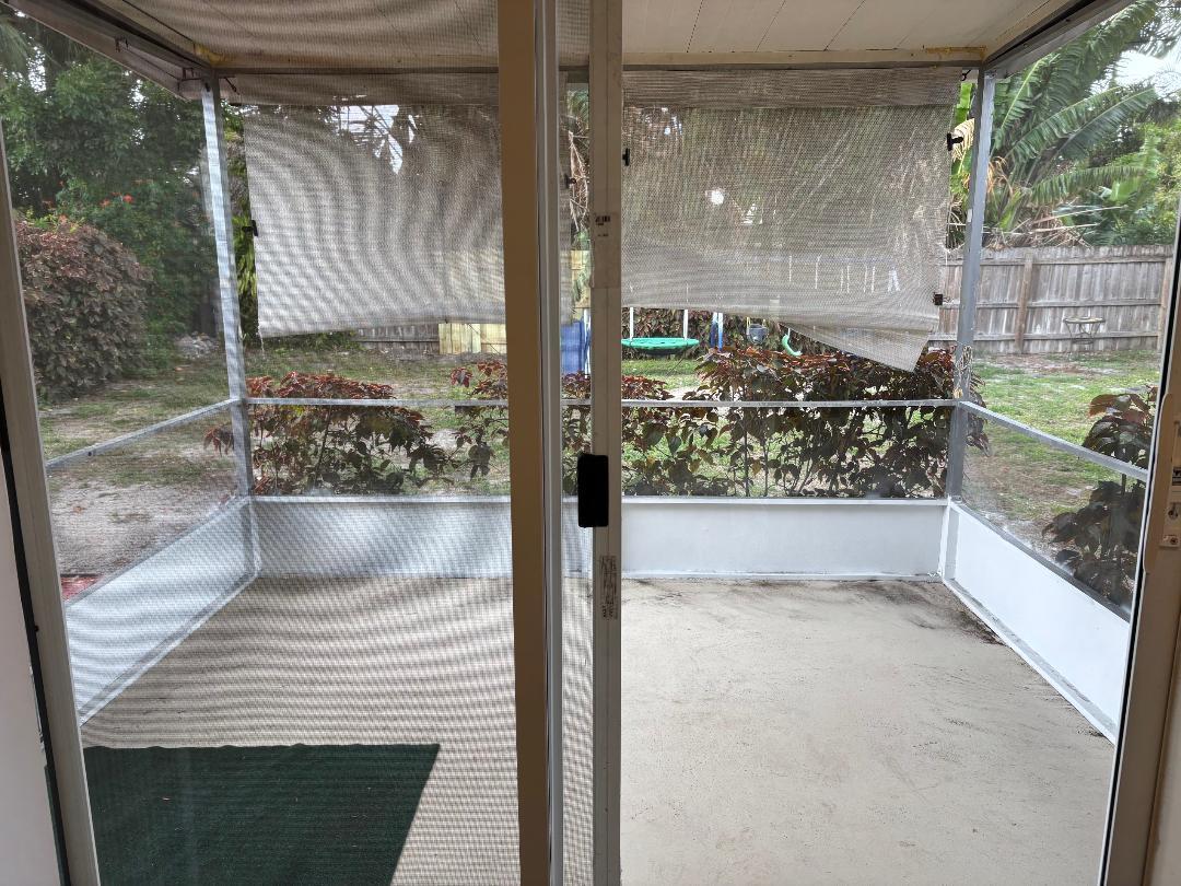 Screen Porch - 301 Cherry St