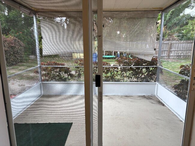 Screen Porch - 301 Cherry St