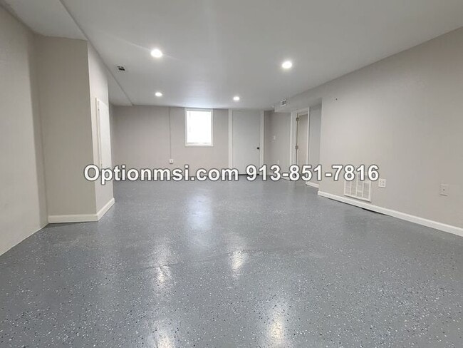 Building Photo - Available NOW in Harrisonville!!