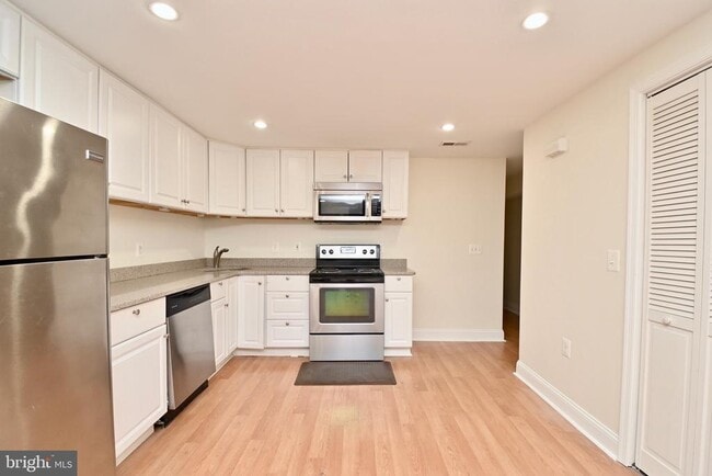 Building Photo - 620 9th St NE