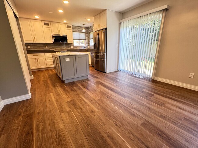 Building Photo - Fully updated 3 bed/2.5 bath home