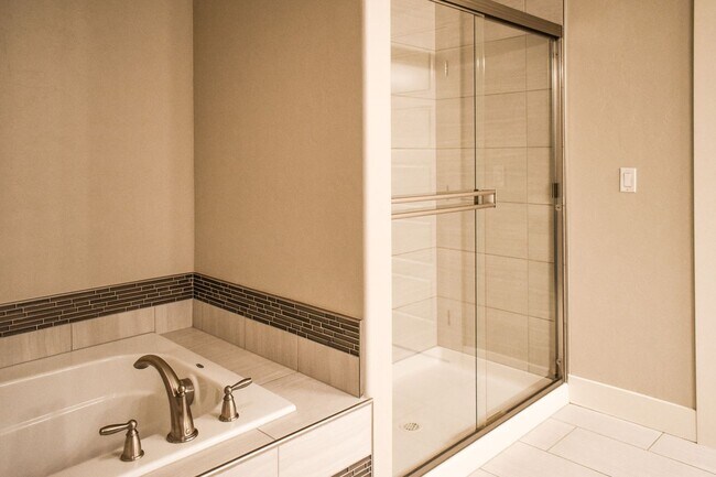 Building Photo - Spacious 3-bedroom 2 bath in the Golfing C...