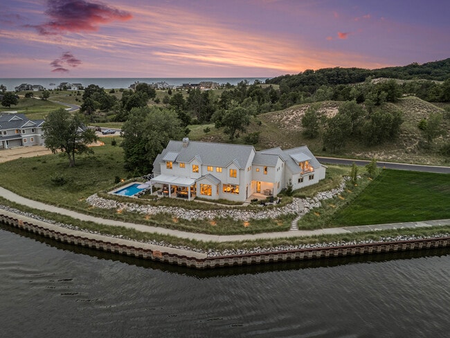 Building Photo - 6736 Saugatuck Bch Rd