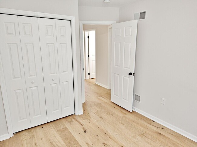 Building Photo - 3 Bed / 2-1/2 Bath Single Family Home