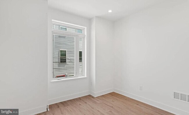Building Photo - 1546 N Darien St