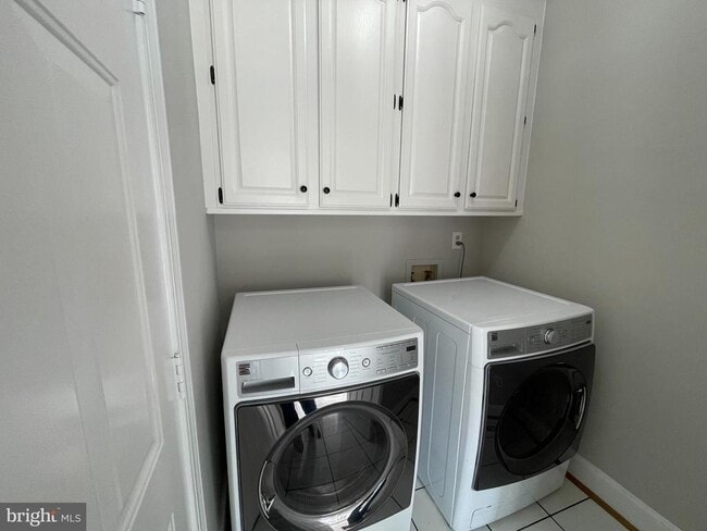 Building Photo - 9440 Flowerden Ln