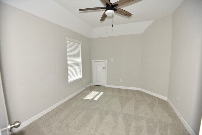 Building Photo - 14615 Birchwood Falls Trail
