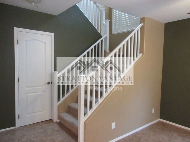 Building Photo - 2741 S Equestrian Dr