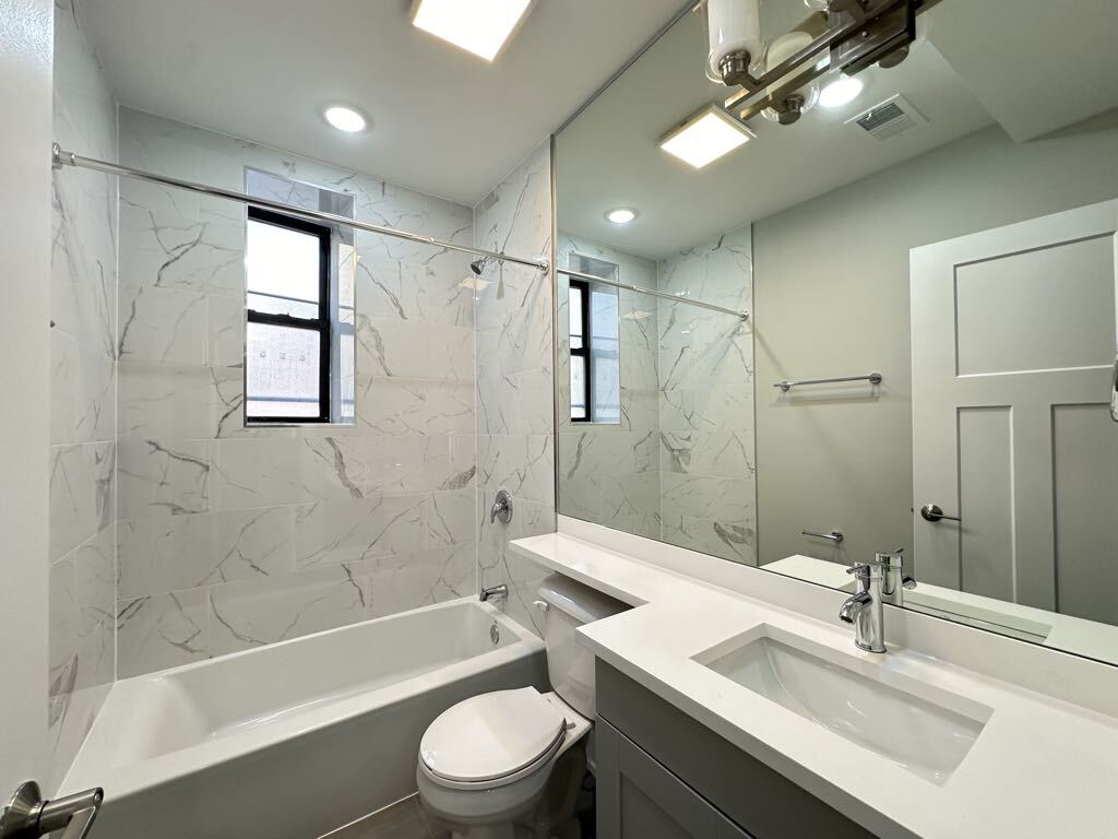 Building Photo - 451 W Belden Ave
