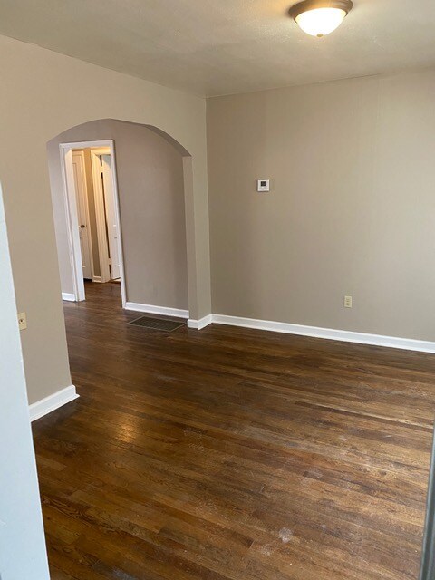 Building Photo - 629 Sylvan Ln