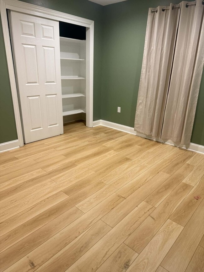 Building Photo - 524 S Oakley Ave