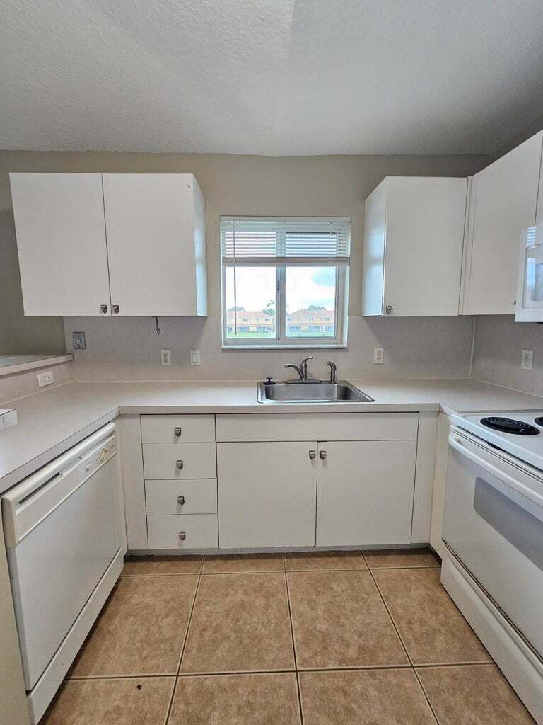 Building Photo - 3490 Briar Bay Blvd