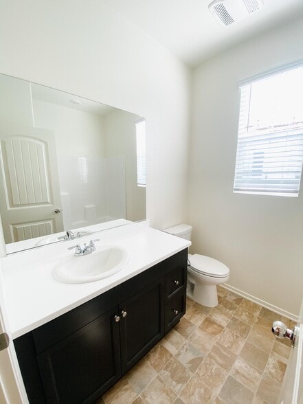 Building Photo - 30436 Town Square Dr