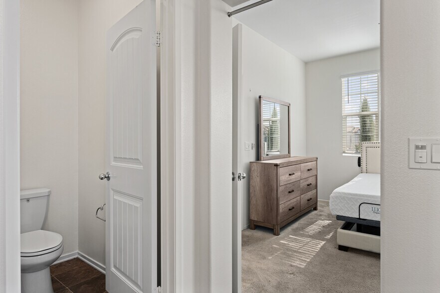 Building Photo - 30324 Town Square Dr