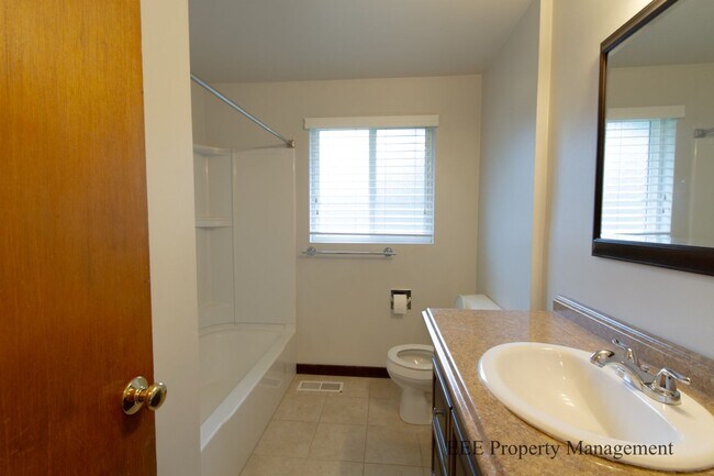 Building Photo - Bellevue Home in Phanton lake Area