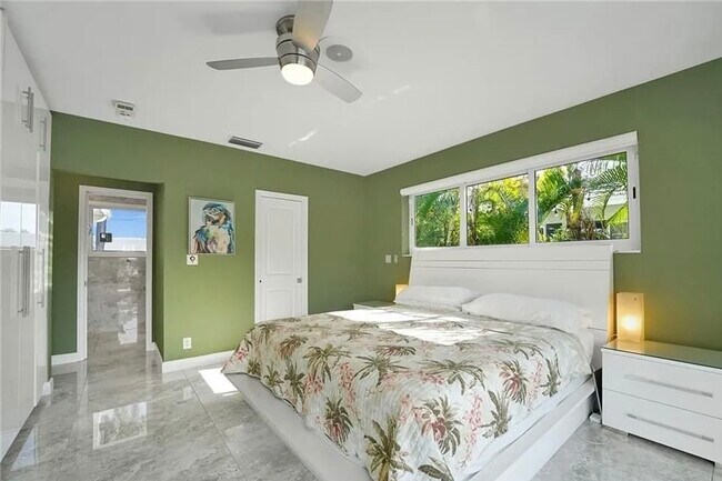 Building Photo - 2830 NE 55th St