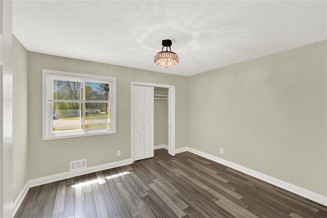 Building Photo - 910 Muirfield Dr NE