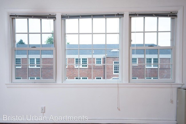 Building Photo - 5520 NE Sandycrest Terrace