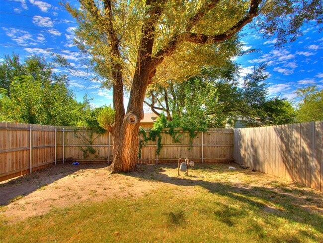Building Photo - 822 Russell Cir