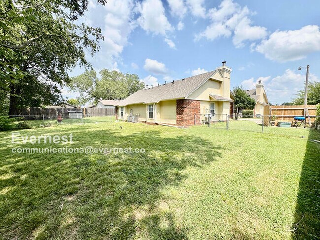 Building Photo - Lovely 2-Bedroom Home with Modern comforts...