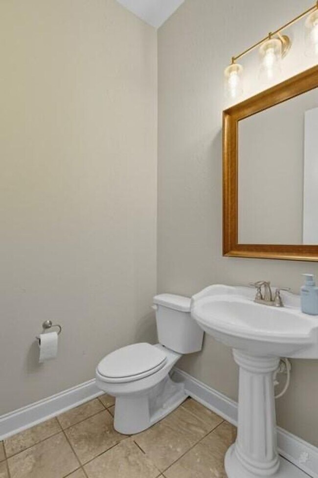 Building Photo - Exceptional Home in Donahue Ridge!