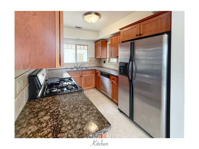 Building Photo - Pet friendly three-story townhouse-style c...