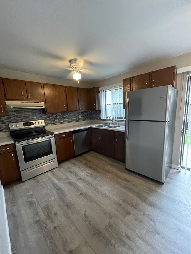 Building Photo - Perfectly Located 2Bed 1.5Bath For Rent in...