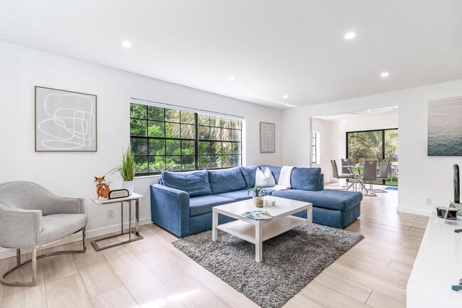 Building Photo - 807-809-809 SW 14th Ct