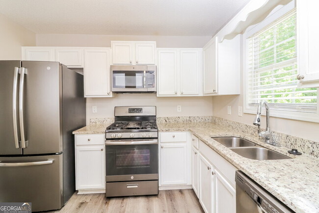 Building Photo - 425 River Trace Dr