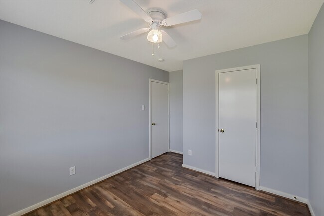 Building Photo - 855 Lake View Dr
