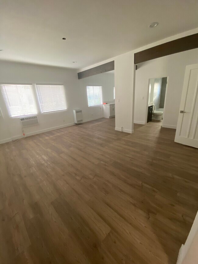 Building Photo - 722 S Manhattan Pl